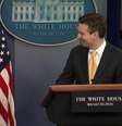 Josh Earnest fazia sua última conferência com jornalistas quando presidente apareceu.  Foto: Reprodução/BBC