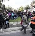 Estudantes e professores evacuam colégio e vão para as ruas durante terremoto sentido em Roma.  Foto: EFE