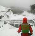 Equipes de resgate trabalham no hotel soterrado por avalanche na Itália.  Foto: Reuters