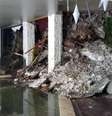 Imagem feita por equipes de resgate mostra o interior do hotel atingido por uma avalanche na Itália.  Foto: EFE