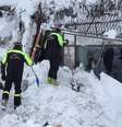 Equipes de resgate trabalham nas buscas por vítimas de avalanche em hotel na Itália.  Foto: Reuters