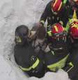 Equipe de resgate retira sobrevivente de hotel que foi soterrado por neve em avalanche na Itália  Foto: Reuters