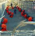 Uniformes laranja usados pelos detentos eram uma característica de Guantánamo, que recebeu os primeiros presos em 2002   Foto: Getty Images