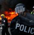 Policiais reprimem manifestantes durante protesto contra a posse de Donald Trump  Foto: Reuters