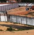 Contêineres formam o muro provisório em Alcaçuz  Foto: Reuters