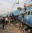 Equipes trabalham no resgate de vítimas do descarrilamento de trem na Índia  Foto: Reuters