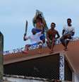 Detentos no telhado do presídio de Alcaçuz, no Rio Grande do Norte  Foto: Reuters