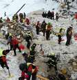 Equipes de resgate trabalham nas buscas por vítimas de avalanche em hotel na Itália.  Foto: EFE