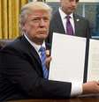 Washington – Donald Trump assina decreto que retira os Estados Unidos do Acordo Transpacífico, assinado em outubro de 2015 por mais 11 países   Foto: Agência Brasil