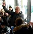 Professor Alain Donnat se despede dos alunos em escola na Borgonha  Foto: Muriel Donnat / BBC News Brasil