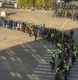 Uma multidão ajudou na mudança de endereço da biblioteca da cidade de Ghent, na Bélgica.  Foto: Reprodução/BBC