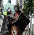 Estátua do apóstolo Paulo, na Praça da Sé, manchada na quarta-feira (25/01) com tinta vermelha, em protesto aos grafites apagados e contra o prefeito João Doria  Foto: Rovena Rosa/Agência Brasil/Fotos Públicas