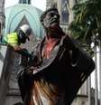 Estátua do apóstolo Paulo, na Praça da Sé, manchada com tinta vermelha, em protesto aos grafites apagados  Foto: Agência Brasil