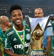 Tchê Tchê com a taça do Campeonato Brasileiro do ano passado  Foto: Cesar Greco/Palmeiras / LANCE!