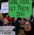 Protestos contra o veto ocorreram em várias partes do país; no aeroporto de JFK, em Nova York, manifestantes pediam a liberação da entrada dos estrangeiros  Foto: AP / BBC News Brasil