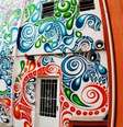 "Por trás de um grafite existe uma história que não pode ser ignorada. Ignorar a história de uma obra de arte é um tiro no pé", diz a grafiteira Bárbara Goys  Foto: Leo Pinheiro/ BBC Brasil