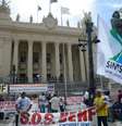 Rio de Janeiro - Cariocas protestam em frente à Assembleia Legislativa do Rio de Janeiro contra as medidas de austeridade do governo estadual ()  Foto: Agência Brasil