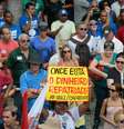 Cariocas protestam em frente à Assembleia Legislativa do Rio de Janeiro contra as medidas de austeridade do governo estadual   Foto: Agência Brasil