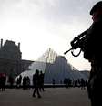 Soldado armado faz segurança perto do museu do Louvre (imagem de arquivo).  Foto: EFE
