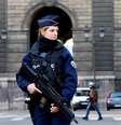 Policial faz patrulha nas proximidades do Museu do Louvre, em Paris.  Foto: EFE