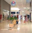 Desemprego em alta e a necessidade de quitação de dívidas de consumidores reduzem o movimento em lojas e shoppings  Foto: Agência Brasil