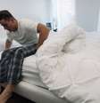 Invenção foi criada para facilitar a vida de deficientes físicos - e de pessoas que têm preguiça de arrumar a cama.  Foto: Reprodução/BBC