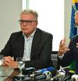 O governador em exercício, César Colnago (d) e o Secretário de Segurança Pública do Espírito Santo, André Garcia concedem coletiva nesta quarta-feira (8), em Vitória (ES), para falar sobre a crise na segurança pública.  Foto: Renato Cabrini/Futura Press