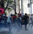 Manifestantes entram em confronto com policiais militares que fazem a segurança da Alerj, durante discussão sobre a privatização da Cedae  Foto: Agência Brasil
