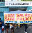  Familiares de policiais militares realizam um protesto pacífico em frente ao 16º BPM de Olaria, no Rio de Janeiro (RJ), na manhã desta sexta-feira (10). A PM não confirma qualquer paralisação ou ocupação nos batalhões. De acordo com a corporação, o policiamento segue normal em todo o estado do Rio.  Foto: José Lucena/Futura Press