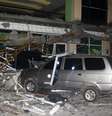 Carro é atingido por escombros de prédio durante terremoto no sul das Filipinas.  Foto: Reuters