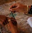 Mulher tem o dedo pintado depois de votar nas eleições na Índia  Foto: Reuters