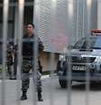 Policial militar aguarda dentro de batalhão no Espírito Santo  Foto: Reuters