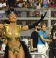 Sabrina Sato escolheu o dourado e preto para a fantasia do ensaio técnico deste domingo  Foto: AGNews / PurePeople