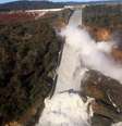 Água flui da barragem de Lago Oroville, na Califórnia   Foto: Reuters