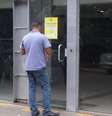 Cliente se depara com agência do Banco do Brasil fechada, em Brasília   Foto: Agência Brasil