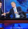 Entre 1999 e 2015, Jon Stewart (dir.) comandou 'The Daily Show', onde vários comediantes fizeram escola, como Stephen Colbert (esq.), John Oliver, Samantha Bee e o atual apresentador do programa, Trevor Noah  Foto: Getty Images / BBC News Brasil