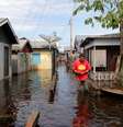 Imagem de arquivo da maior cheia da História do Amazonas em 2012, que deixou 52 municípios em estado de emergência incluindo a capital Manaus, cerca de 80 mil famílias ficaram desabrigadas. Foto produzida em 13/03/2012.  Foto: Edmar Barros/Futura Press