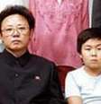 Kim Jong-nam posa com o pai, Kim Jong-il  Foto: Getty Images / BBC News Brasil