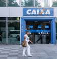 Agências da Caixa passaram a abrir duas horas antes para tirar dúvidas sobre saque do FGTS.  Foto: Guilherme Stutz/Futura Press