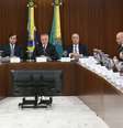 O presidente Michel Temer, em reunião com a comissão da reforma da Previdência   Foto: Agência Brasil