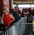 Grandes filas se formaram na Estação Engenheiro Manoel Feio, onde os passageiros precisaram fazer baldeação de ônibus por causa do descarrilamento de trem na Estação Itaim Paulista  Foto: Agência Brasil