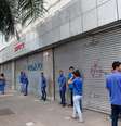 Comerciantes da Avenida Duque de Caxias, no centro de São Paulo (SP), fecham as portas nesta tarde de quinta-feira (23), com medo de saques. Policiais militares da Força Tática avançaram sobre usuários de drogas na Cracolândia, região central da capital.  Foto: Roberto Sungi / Futura Press
