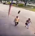 Câmera de segurança flagrou o momento em que Fernandes é atingido pelo pneu.  Foto: Reprodução