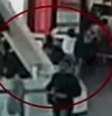 Momento em que mulher passa um lenço sobre o rosto de Kim Jong-nam, que poderia ser tóxico   Foto: Câmera de segurança do aeroporto / BBCBrasil.com