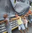 Empurradores da Porto da Pedra tentam posicionar carros alegóricos antes de desfile da madrugada deste domingo (26)   Foto: Agência Brasil