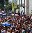 Foliões durante o Cordão da Bola Preta, na Rua Primeiro de Março, no Centro do Rio de Janeiro.  Foto: José Lucena/Futura Press