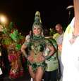 Viviane Araújo de look verde no desfile de 2016  Foto: Leo Franco / AgNews