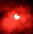 Primeiro eclipse solar do ano em São Paulo, foto feita com filtro de proteção vermelha.  Foto: Paulo Pinto / Fotos Publicas