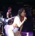 Anitta canta com tênis branco em camarote de Salvador  Foto: Fred Pontes e Paulo Roberto/AgFPontes / Divulgação