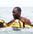 Montagem com cena icônica de 'Moonlight' mostra personagem ensinando Oscar a boiar  Foto: Twitter/@jrferraro / Reprodução